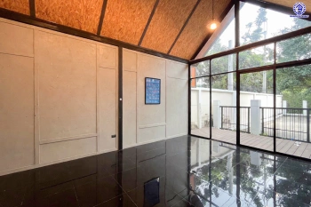 บ้านเดี่ยวมือสองนนทบุรี โครงการ เพอร์เฟค มาสเตอร์พีซ แจ้งวัฒนะ หลังมุม เนื้อที่กว้างขวางถึง 98.5 ตร.ว. ฟังก์ชัน 4 ห้องนอน 4 ห้องน้ำ 2 ที่จอดรถ มีอาคารโครงสร้างแยกจากตัวบ้าน บนทำเลตรงข้ามโรงเรียน SISB เชื่อมต่อ ถ.ราชพฤกษ์, ถ.บางกรวย-กรุงเทพ ใกล้รถไฟฟ้าสายสีชมพู "สถานีห้าแยกปากเกร็ด" และทางด่วน "แจ้งว