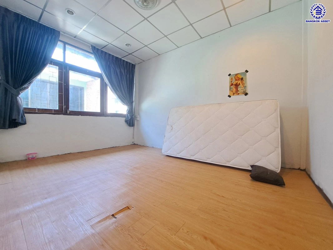 บ้านมือสอง โครงการ ซอยกำนันแม้น28 เนื้อที่ 16 ตร.ว. ฟังก์ชัน 3 ห้องนอน 2 ห้องน้ำ จอดรถได้ 1 คัน ตั้งบนทำเลดี เชื่อมต่อหลายเส้นทาง ทั้งถนนกัลปพฤกษ์, ถนนเอกชัย ใกล้รถไฟฟ้าสายสีเขียว "สถานีวุฒากาศ", ทางด่วน "ฉลองรัช"