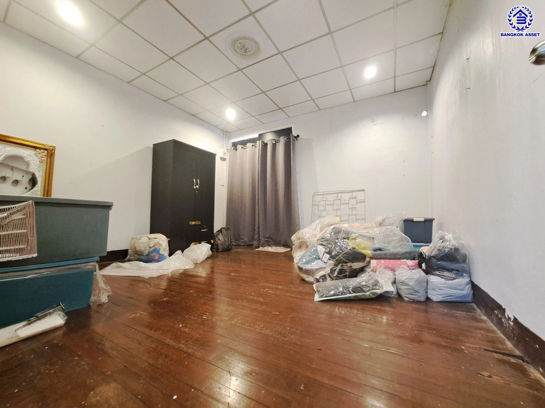 บ้านมือสอง โครงการ ซอยกำนันแม้น28 เนื้อที่ 16 ตร.ว. ฟังก์ชัน 3 ห้องนอน 2 ห้องน้ำ จอดรถได้ 1 คัน ตั้งบนทำเลดี เชื่อมต่อหลายเส้นทาง ทั้งถนนกัลปพฤกษ์, ถนนเอกชัย ใกล้รถไฟฟ้าสายสีเขียว "สถานีวุฒากาศ", ทางด่วน "ฉลองรัช"