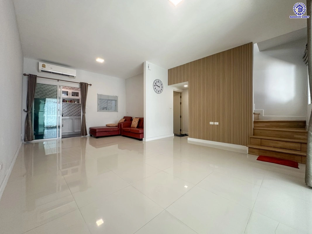 บ้านมือสอง โครงการ เบล็สวิลล์ รามอินทรา117 เนื้อที่ 19.3 ตร.ว. พื้นที่ใช้สอย 90  ตร.ม. ฟังก์ชัน 5 ห้องนอน 2 ห้องน้ำ 2 ที่จอดรถ โครงการบนทำเลเดินทางสะดวก เชื่อมต่อถนนรามอินทรา ถนนเสรีไทย ใกล้รถไฟฟ้าสายสีชมพู "สถานีบางชัน" และจุดขึ้นทางด่วน "ฉลองรัช"