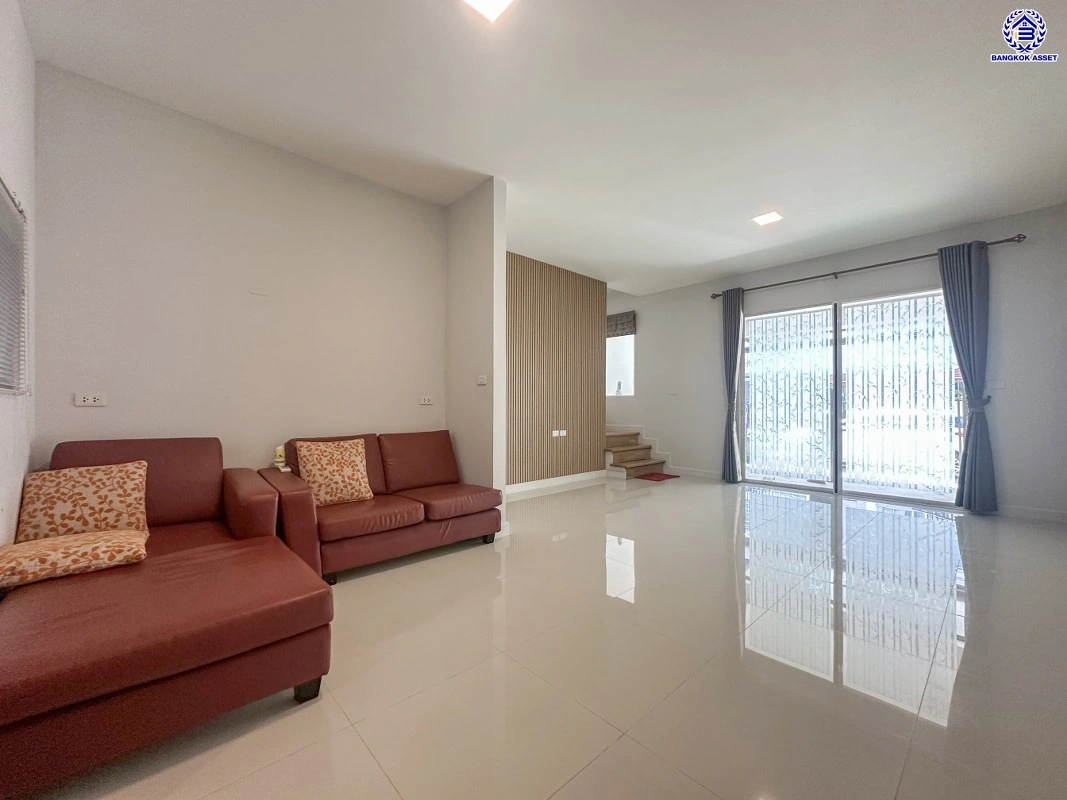 บ้านมือสอง โครงการ เบล็สวิลล์ รามอินทรา117 เนื้อที่ 19.3 ตร.ว. พื้นที่ใช้สอย 90  ตร.ม. ฟังก์ชัน 5 ห้องนอน 2 ห้องน้ำ 2 ที่จอดรถ โครงการบนทำเลเดินทางสะดวก เชื่อมต่อถนนรามอินทรา ถนนเสรีไทย ใกล้รถไฟฟ้าสายสีชมพู "สถานีบางชัน" และจุดขึ้นทางด่วน "ฉลองรัช"