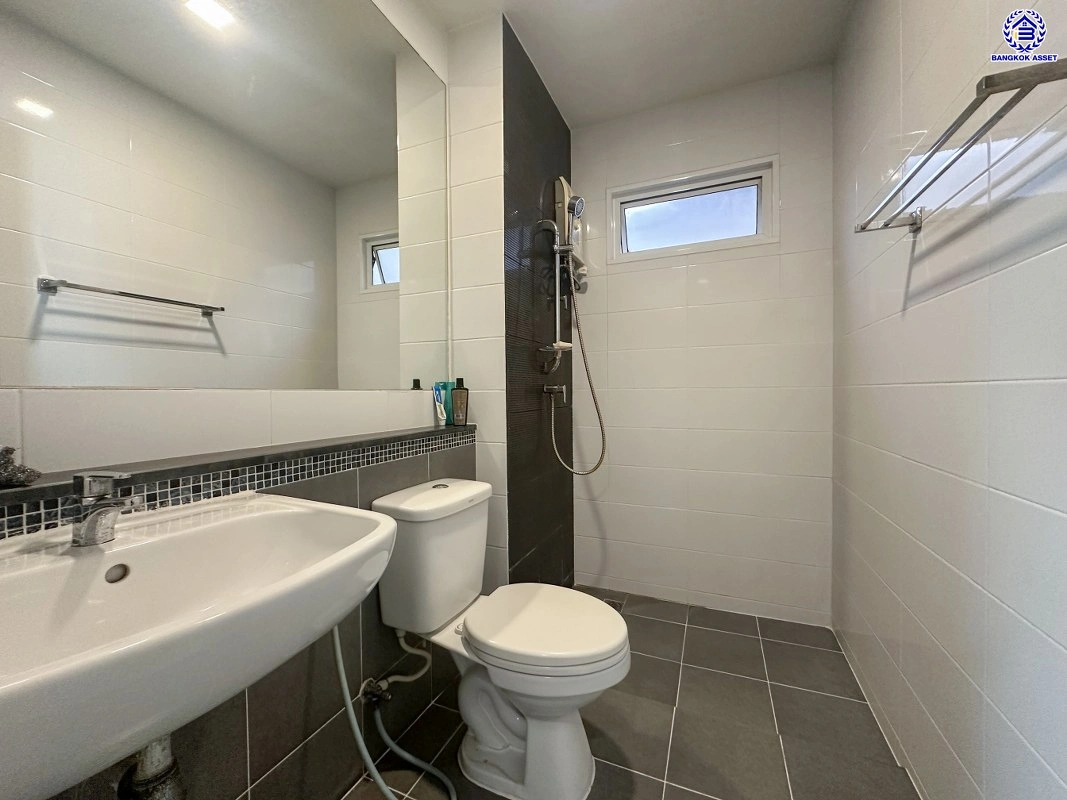 บ้านมือสอง โครงการ เบล็สวิลล์ รามอินทรา117 เนื้อที่ 19.3 ตร.ว. พื้นที่ใช้สอย 90  ตร.ม. ฟังก์ชัน 5 ห้องนอน 2 ห้องน้ำ 2 ที่จอดรถ โครงการบนทำเลเดินทางสะดวก เชื่อมต่อถนนรามอินทรา ถนนเสรีไทย ใกล้รถไฟฟ้าสายสีชมพู "สถานีบางชัน" และจุดขึ้นทางด่วน "ฉลองรัช"