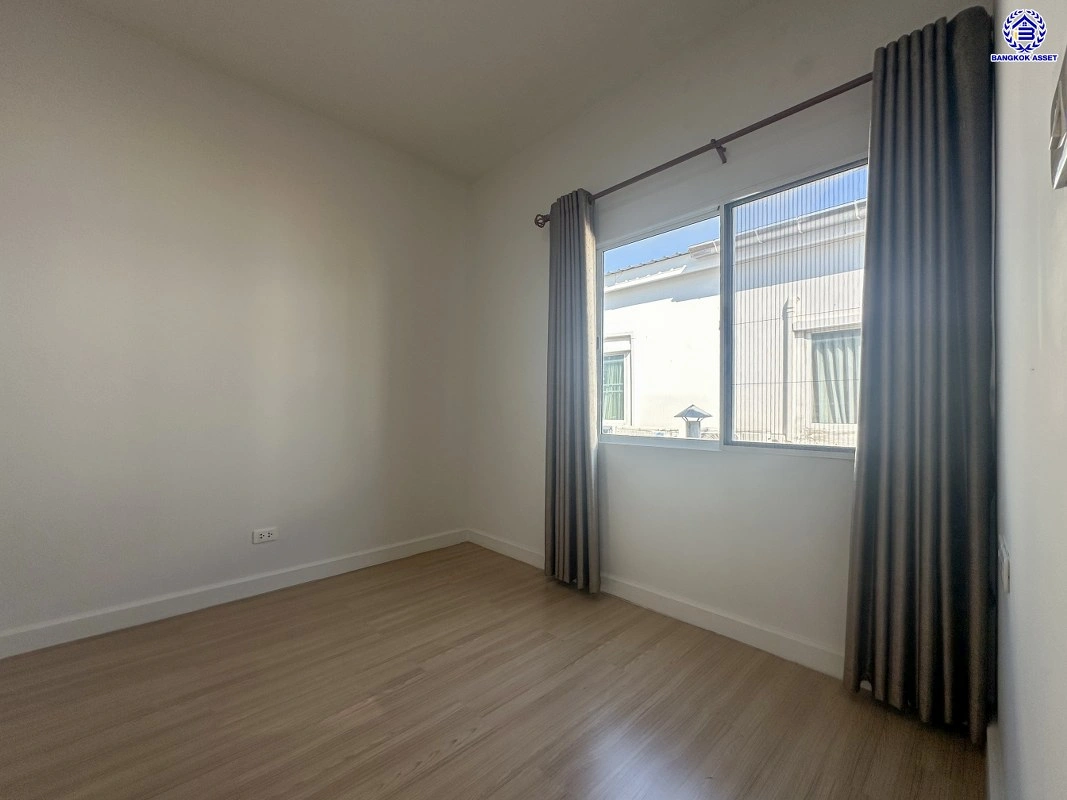 บ้านมือสอง โครงการ เบล็สวิลล์ รามอินทรา117 เนื้อที่ 19.3 ตร.ว. พื้นที่ใช้สอย 90  ตร.ม. ฟังก์ชัน 5 ห้องนอน 2 ห้องน้ำ 2 ที่จอดรถ โครงการบนทำเลเดินทางสะดวก เชื่อมต่อถนนรามอินทรา ถนนเสรีไทย ใกล้รถไฟฟ้าสายสีชมพู "สถานีบางชัน" และจุดขึ้นทางด่วน "ฉลองรัช"