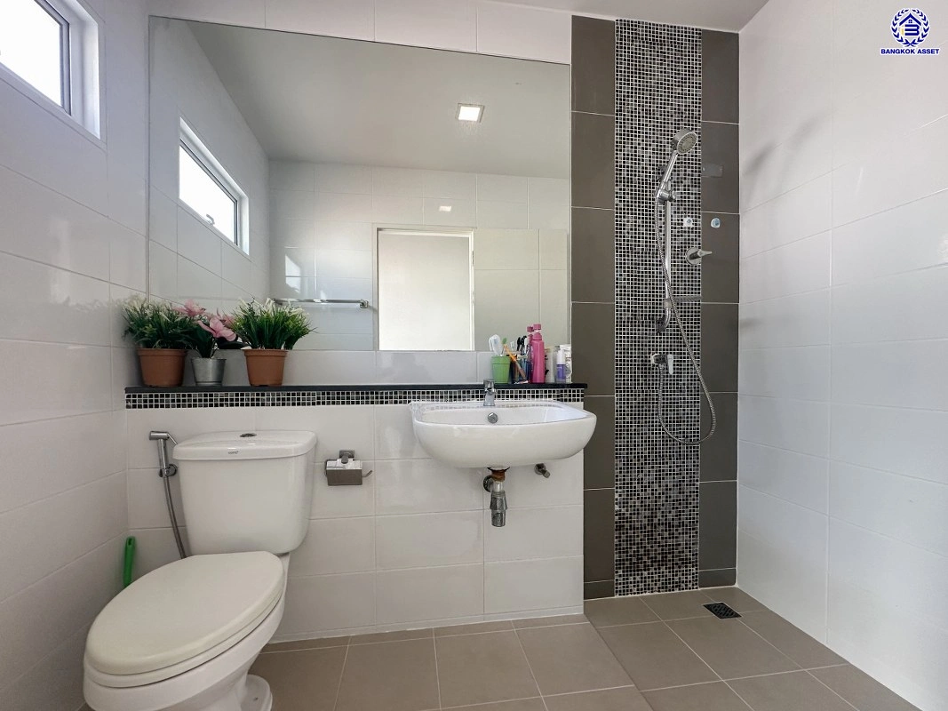 บ้านมือสอง โครงการ เบล็สวิลล์ รามอินทรา117 เนื้อที่ 19.3 ตร.ว. พื้นที่ใช้สอย 90  ตร.ม. ฟังก์ชัน 5 ห้องนอน 2 ห้องน้ำ 2 ที่จอดรถ โครงการบนทำเลเดินทางสะดวก เชื่อมต่อถนนรามอินทรา ถนนเสรีไทย ใกล้รถไฟฟ้าสายสีชมพู "สถานีบางชัน" และจุดขึ้นทางด่วน "ฉลองรัช"