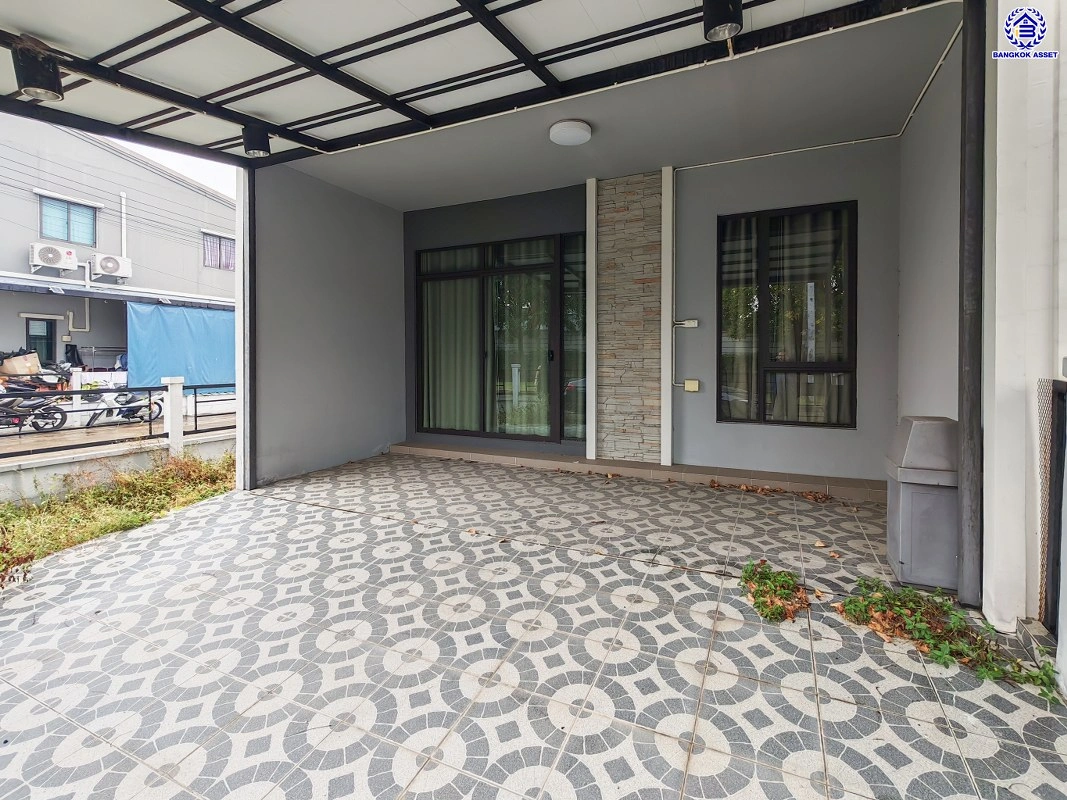 บ้านมือสอง โครงการ พลีโน่ บางใหญ่ เนื้อที่ 28.4 ตร.ว. พื้นที่ใช้สอย 120 ตร.ม. ฟังก์ชัน 3 ห้องนอน 2 ห้องน้ำ 2 ที่จอดรถ บนทำเลแห่งการเดินทาง เชื่อมต่อถนนกาญจนาภิเษก, ถนนรัตนาธิเบศร์ ใกล้รถไฟฟ้าสายสีม่วง "สถานีตลาดบางใหญ่" และทางด่วน "ศรีรัช"