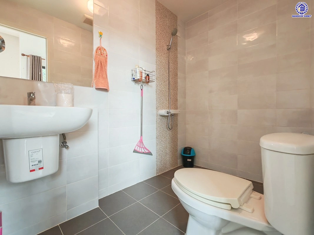 บ้านมือสอง โครงการ พลีโน่ บางใหญ่ เนื้อที่ 28.4 ตร.ว. พื้นที่ใช้สอย 120 ตร.ม. ฟังก์ชัน 3 ห้องนอน 2 ห้องน้ำ 2 ที่จอดรถ บนทำเลแห่งการเดินทาง เชื่อมต่อถนนกาญจนาภิเษก, ถนนรัตนาธิเบศร์ ใกล้รถไฟฟ้าสายสีม่วง "สถานีตลาดบางใหญ่" และทางด่วน "ศรีรัช"