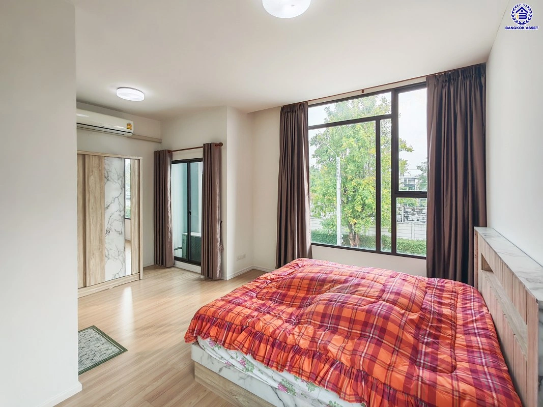 บ้านมือสอง โครงการ พลีโน่ บางใหญ่ เนื้อที่ 28.4 ตร.ว. พื้นที่ใช้สอย 120 ตร.ม. ฟังก์ชัน 3 ห้องนอน 2 ห้องน้ำ 2 ที่จอดรถ บนทำเลแห่งการเดินทาง เชื่อมต่อถนนกาญจนาภิเษก, ถนนรัตนาธิเบศร์ ใกล้รถไฟฟ้าสายสีม่วง "สถานีตลาดบางใหญ่" และทางด่วน "ศรีรัช"