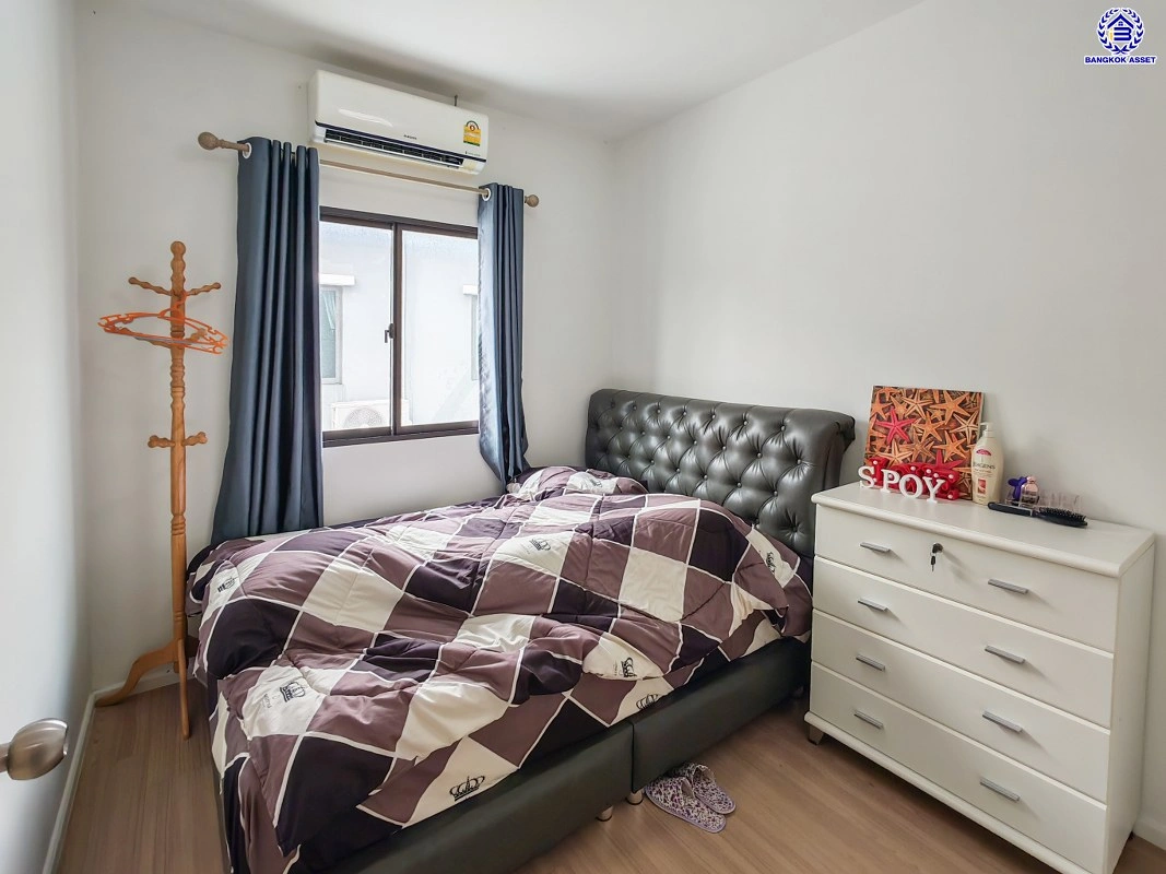 บ้านมือสอง โครงการ พลีโน่ บางใหญ่ เนื้อที่ 28.4 ตร.ว. พื้นที่ใช้สอย 120 ตร.ม. ฟังก์ชัน 3 ห้องนอน 2 ห้องน้ำ 2 ที่จอดรถ บนทำเลแห่งการเดินทาง เชื่อมต่อถนนกาญจนาภิเษก, ถนนรัตนาธิเบศร์ ใกล้รถไฟฟ้าสายสีม่วง "สถานีตลาดบางใหญ่" และทางด่วน "ศรีรัช"