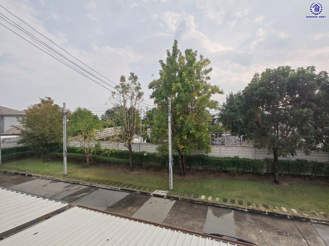 บ้านมือสอง โครงการ พลีโน่ บางใหญ่ เนื้อที่ 28.4 ตร.ว. พื้นที่ใช้สอย 120 ตร.ม. ฟังก์ชัน 3 ห้องนอน 2 ห้องน้ำ 2 ที่จอดรถ บนทำเลแห่งการเดินทาง เชื่อมต่อถนนกาญจนาภิเษก, ถนนรัตนาธิเบศร์ ใกล้รถไฟฟ้าสายสีม่วง "สถานีตลาดบางใหญ่" และทางด่วน "ศรีรัช"