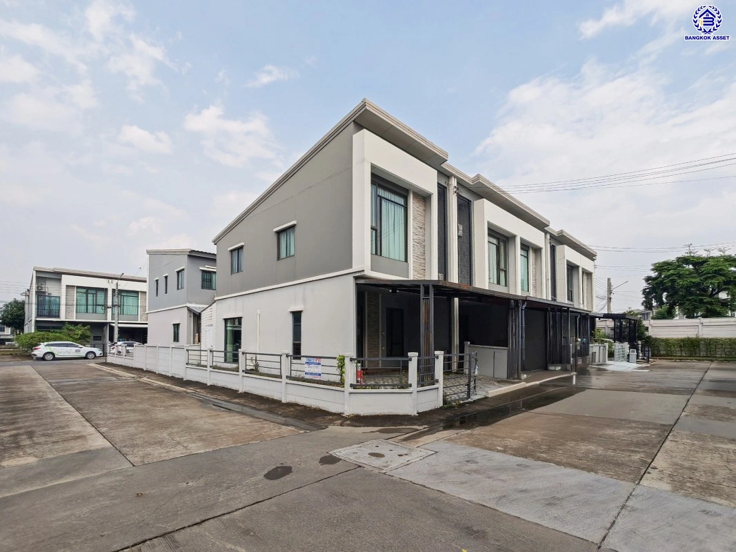 บ้านมือสอง โครงการ พลีโน่ บางใหญ่ เนื้อที่ 28.4 ตร.ว. พื้นที่ใช้สอย 120 ตร.ม. ฟังก์ชัน 3 ห้องนอน 2 ห้องน้ำ 2 ที่จอดรถ บนทำเลแห่งการเดินทาง เชื่อมต่อถนนกาญจนาภิเษก, ถนนรัตนาธิเบศร์ ใกล้รถไฟฟ้าสายสีม่วง "สถานีตลาดบางใหญ่" และทางด่วน "ศรีรัช"