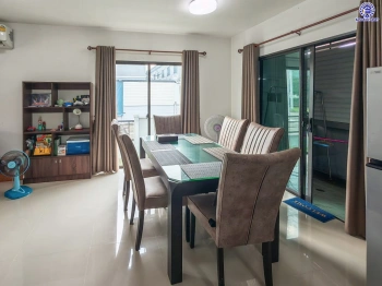 บ้านมือสอง โครงการ พลีโน่ บางใหญ่ เนื้อที่ 28.4 ตร.ว. พื้นที่ใช้สอย 120 ตร.ม. ฟังก์ชัน 3 ห้องนอน 3 ห้องน้ำ 2 ที่จอดรถ บนทำเลแห่งการเดินทาง เชื่อมต่อถนนกาญจนาภิเษก, ถนนรัตนาธิเบศร์ ใกล้รถไฟฟ้าสายสีม่วง "สถานีตลาดบางใหญ่" และทางด่วน "ศรีรัช"