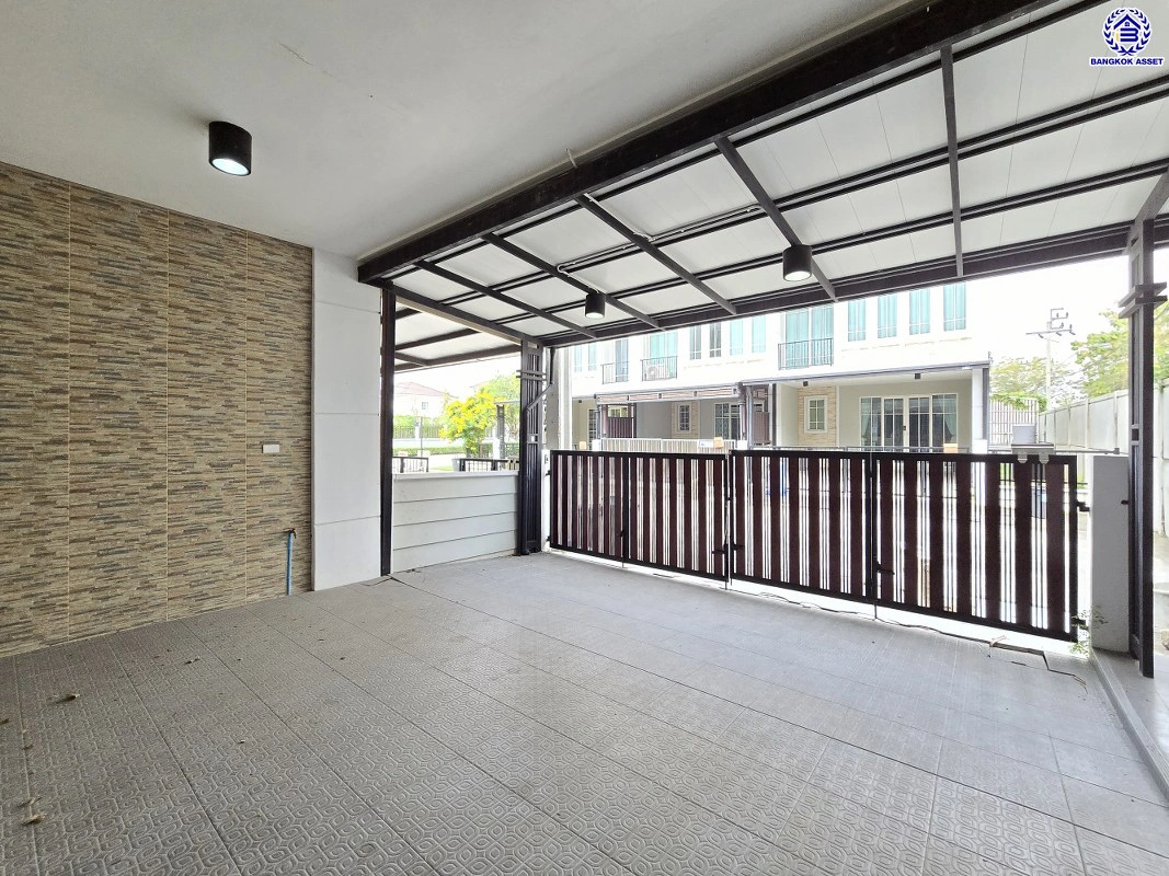 บ้านมือสอง โครงการ โกลเด้น ซิตี้ แจ้งวัฒนะ-เมืองทอง บนเนื้อที่ 29 ตร.ว. พื้นที่ใช้สอย 168 ตร.ม. ฟังก์ชัน 4 ห้องนอน 4 ห้องน้ำ 2 ที่จอดรถ บ้านสภาพสวย ใกล้เมืองเดินทางสะดวก เชื่อมต่อถนนติวานนท์, ถนนศรีสมาน, ถนนสรงประภา ใกล้รถไฟฟ้าสายสีชมพู "สถานีห้าแยกปากเกร็ด" จุดขึ้นทางด่วน "อุดรรัถยา"