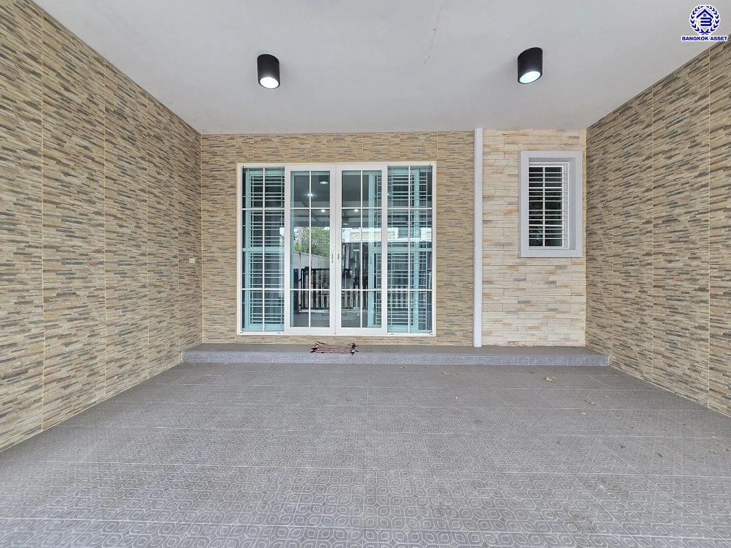 บ้านมือสอง โครงการ โกลเด้น ซิตี้ แจ้งวัฒนะ-เมืองทอง บนเนื้อที่ 29 ตร.ว. พื้นที่ใช้สอย 168 ตร.ม. ฟังก์ชัน 4 ห้องนอน 4 ห้องน้ำ 2 ที่จอดรถ บ้านสภาพสวย ใกล้เมืองเดินทางสะดวก เชื่อมต่อถนนติวานนท์, ถนนศรีสมาน, ถนนสรงประภา ใกล้รถไฟฟ้าสายสีชมพู "สถานีห้าแยกปากเกร็ด" จุดขึ้นทางด่วน "อุดรรัถยา"