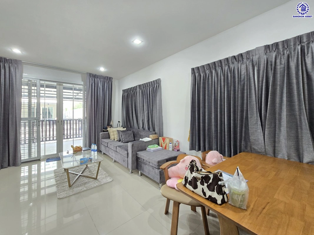 บ้านมือสอง โครงการ โกลเด้น ซิตี้ แจ้งวัฒนะ-เมืองทอง บนเนื้อที่ 29 ตร.ว. พื้นที่ใช้สอย 168 ตร.ม. ฟังก์ชัน 4 ห้องนอน 4 ห้องน้ำ 2 ที่จอดรถ บ้านสภาพสวย ใกล้เมืองเดินทางสะดวก เชื่อมต่อถนนติวานนท์, ถนนศรีสมาน, ถนนสรงประภา ใกล้รถไฟฟ้าสายสีชมพู "สถานีห้าแยกปากเกร็ด" จุดขึ้นทางด่วน "อุดรรัถยา"