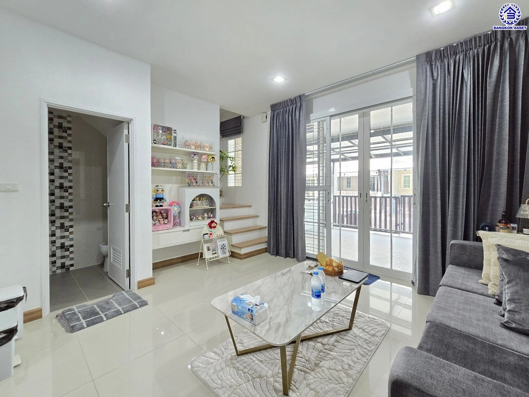 บ้านมือสอง โครงการ โกลเด้น ซิตี้ แจ้งวัฒนะ-เมืองทอง บนเนื้อที่ 29 ตร.ว. พื้นที่ใช้สอย 168 ตร.ม. ฟังก์ชัน 4 ห้องนอน 4 ห้องน้ำ 2 ที่จอดรถ บ้านสภาพสวย ใกล้เมืองเดินทางสะดวก เชื่อมต่อถนนติวานนท์, ถนนศรีสมาน, ถนนสรงประภา ใกล้รถไฟฟ้าสายสีชมพู "สถานีห้าแยกปากเกร็ด" จุดขึ้นทางด่วน "อุดรรัถยา"