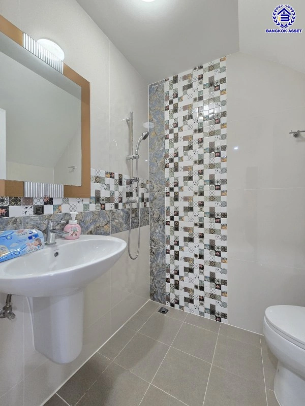 บ้านมือสอง โครงการ โกลเด้น ซิตี้ แจ้งวัฒนะ-เมืองทอง บนเนื้อที่ 29 ตร.ว. พื้นที่ใช้สอย 168 ตร.ม. ฟังก์ชัน 4 ห้องนอน 4 ห้องน้ำ 2 ที่จอดรถ บ้านสภาพสวย ใกล้เมืองเดินทางสะดวก เชื่อมต่อถนนติวานนท์, ถนนศรีสมาน, ถนนสรงประภา ใกล้รถไฟฟ้าสายสีชมพู "สถานีห้าแยกปากเกร็ด" จุดขึ้นทางด่วน "อุดรรัถยา"