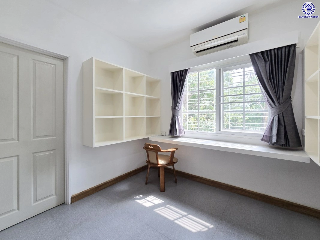 บ้านมือสอง โครงการ โกลเด้น ซิตี้ แจ้งวัฒนะ-เมืองทอง บนเนื้อที่ 29 ตร.ว. พื้นที่ใช้สอย 168 ตร.ม. ฟังก์ชัน 4 ห้องนอน 4 ห้องน้ำ 2 ที่จอดรถ บ้านสภาพสวย ใกล้เมืองเดินทางสะดวก เชื่อมต่อถนนติวานนท์, ถนนศรีสมาน, ถนนสรงประภา ใกล้รถไฟฟ้าสายสีชมพู "สถานีห้าแยกปากเกร็ด" จุดขึ้นทางด่วน "อุดรรัถยา"