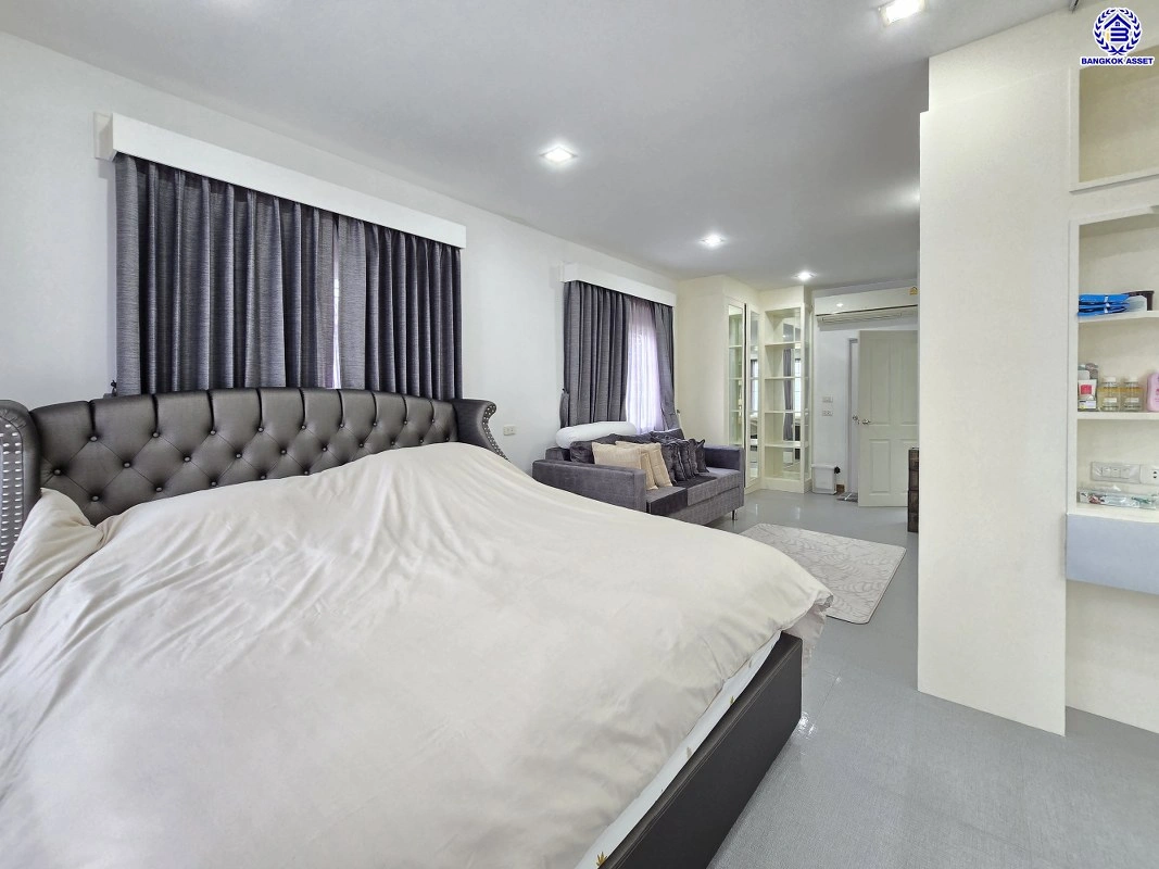 บ้านมือสอง โครงการ โกลเด้น ซิตี้ แจ้งวัฒนะ-เมืองทอง บนเนื้อที่ 29 ตร.ว. พื้นที่ใช้สอย 168 ตร.ม. ฟังก์ชัน 4 ห้องนอน 4 ห้องน้ำ 2 ที่จอดรถ บ้านสภาพสวย ใกล้เมืองเดินทางสะดวก เชื่อมต่อถนนติวานนท์, ถนนศรีสมาน, ถนนสรงประภา ใกล้รถไฟฟ้าสายสีชมพู "สถานีห้าแยกปากเกร็ด" จุดขึ้นทางด่วน "อุดรรัถยา"