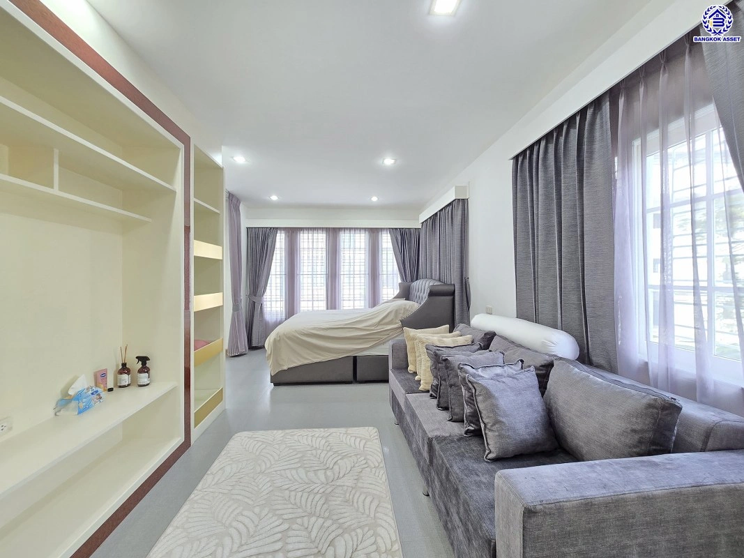 บ้านมือสอง โครงการ โกลเด้น ซิตี้ แจ้งวัฒนะ-เมืองทอง บนเนื้อที่ 29 ตร.ว. พื้นที่ใช้สอย 168 ตร.ม. ฟังก์ชัน 4 ห้องนอน 4 ห้องน้ำ 2 ที่จอดรถ บ้านสภาพสวย ใกล้เมืองเดินทางสะดวก เชื่อมต่อถนนติวานนท์, ถนนศรีสมาน, ถนนสรงประภา ใกล้รถไฟฟ้าสายสีชมพู "สถานีห้าแยกปากเกร็ด" จุดขึ้นทางด่วน "อุดรรัถยา"