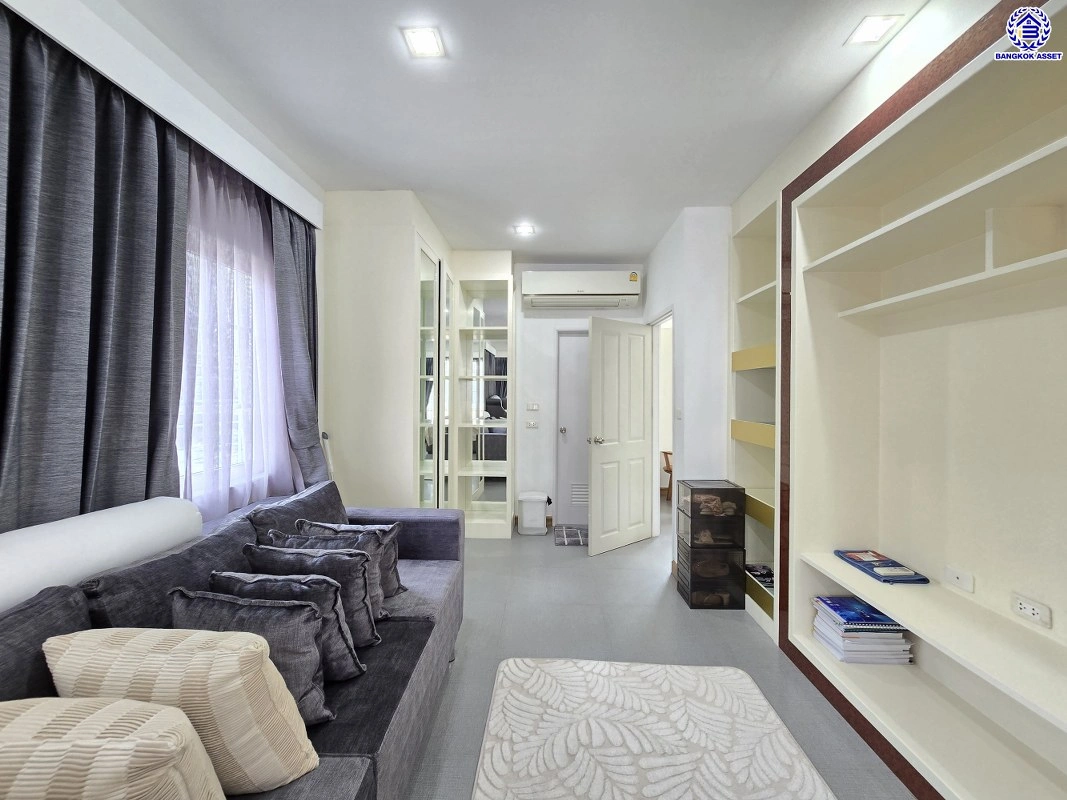 บ้านมือสอง โครงการ โกลเด้น ซิตี้ แจ้งวัฒนะ-เมืองทอง บนเนื้อที่ 29 ตร.ว. พื้นที่ใช้สอย 168 ตร.ม. ฟังก์ชัน 4 ห้องนอน 4 ห้องน้ำ 2 ที่จอดรถ บ้านสภาพสวย ใกล้เมืองเดินทางสะดวก เชื่อมต่อถนนติวานนท์, ถนนศรีสมาน, ถนนสรงประภา ใกล้รถไฟฟ้าสายสีชมพู "สถานีห้าแยกปากเกร็ด" จุดขึ้นทางด่วน "อุดรรัถยา"