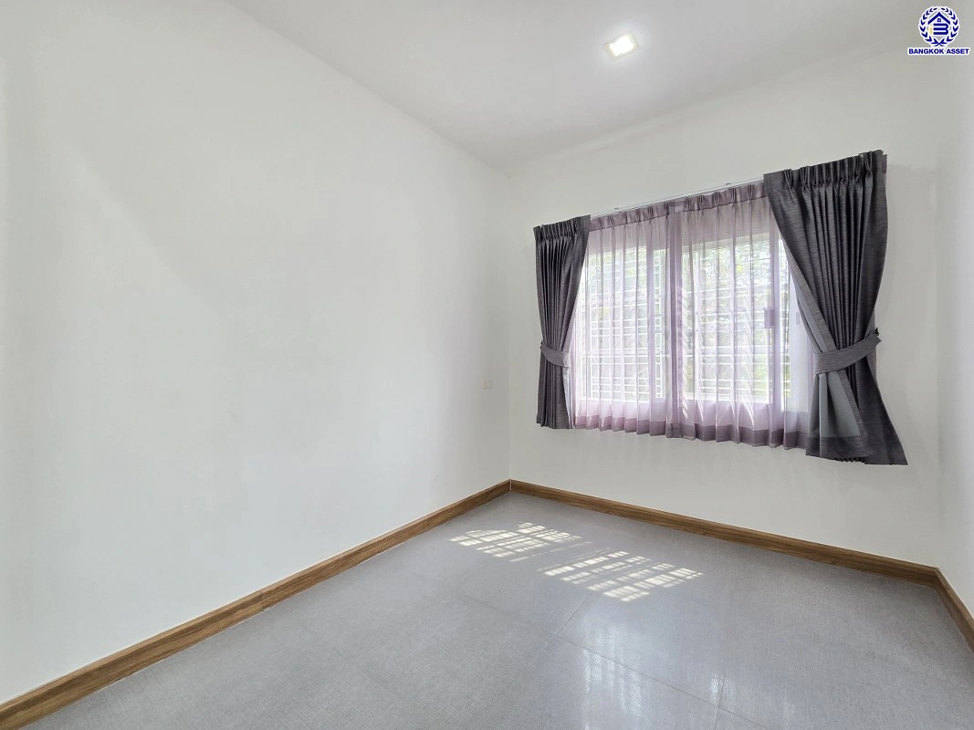 บ้านมือสอง โครงการ โกลเด้น ซิตี้ แจ้งวัฒนะ-เมืองทอง บนเนื้อที่ 29 ตร.ว. พื้นที่ใช้สอย 168 ตร.ม. ฟังก์ชัน 4 ห้องนอน 4 ห้องน้ำ 2 ที่จอดรถ บ้านสภาพสวย ใกล้เมืองเดินทางสะดวก เชื่อมต่อถนนติวานนท์, ถนนศรีสมาน, ถนนสรงประภา ใกล้รถไฟฟ้าสายสีชมพู "สถานีห้าแยกปากเกร็ด" จุดขึ้นทางด่วน "อุดรรัถยา"