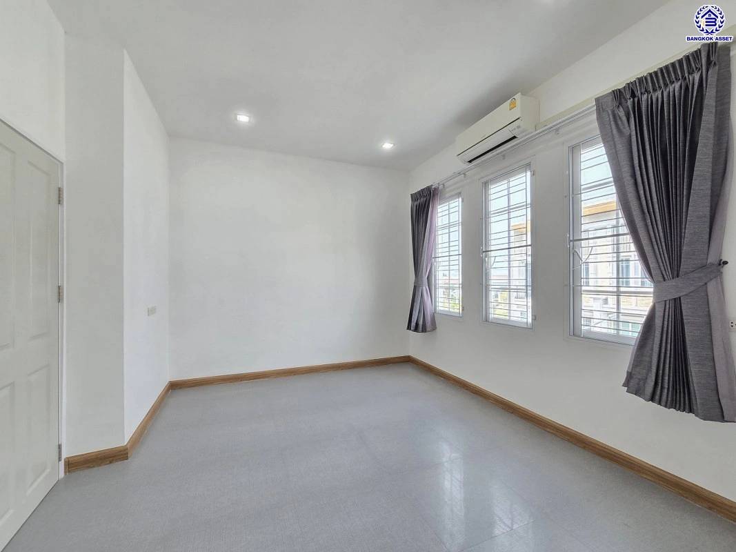 บ้านมือสอง โครงการ โกลเด้น ซิตี้ แจ้งวัฒนะ-เมืองทอง บนเนื้อที่ 29 ตร.ว. พื้นที่ใช้สอย 168 ตร.ม. ฟังก์ชัน 4 ห้องนอน 4 ห้องน้ำ 2 ที่จอดรถ บ้านสภาพสวย ใกล้เมืองเดินทางสะดวก เชื่อมต่อถนนติวานนท์, ถนนศรีสมาน, ถนนสรงประภา ใกล้รถไฟฟ้าสายสีชมพู "สถานีห้าแยกปากเกร็ด" จุดขึ้นทางด่วน "อุดรรัถยา"