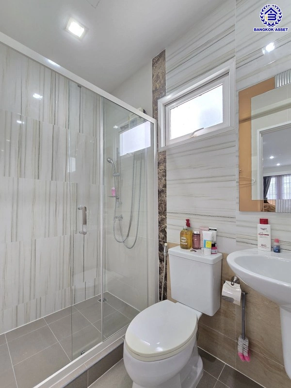 บ้านมือสอง โครงการ โกลเด้น ซิตี้ แจ้งวัฒนะ-เมืองทอง บนเนื้อที่ 29 ตร.ว. พื้นที่ใช้สอย 168 ตร.ม. ฟังก์ชัน 4 ห้องนอน 4 ห้องน้ำ 2 ที่จอดรถ บ้านสภาพสวย ใกล้เมืองเดินทางสะดวก เชื่อมต่อถนนติวานนท์, ถนนศรีสมาน, ถนนสรงประภา ใกล้รถไฟฟ้าสายสีชมพู "สถานีห้าแยกปากเกร็ด" จุดขึ้นทางด่วน "อุดรรัถยา"