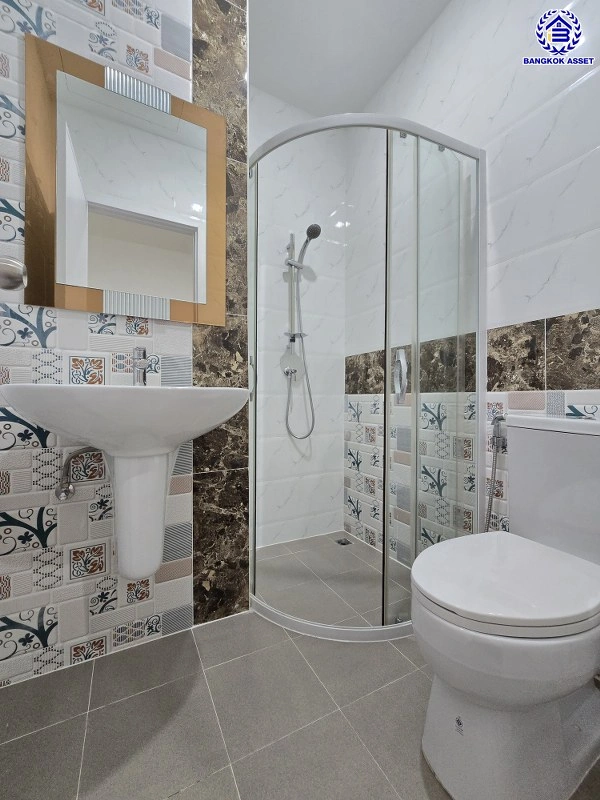 บ้านมือสอง โครงการ โกลเด้น ซิตี้ แจ้งวัฒนะ-เมืองทอง บนเนื้อที่ 29 ตร.ว. พื้นที่ใช้สอย 168 ตร.ม. ฟังก์ชัน 4 ห้องนอน 4 ห้องน้ำ 2 ที่จอดรถ บ้านสภาพสวย ใกล้เมืองเดินทางสะดวก เชื่อมต่อถนนติวานนท์, ถนนศรีสมาน, ถนนสรงประภา ใกล้รถไฟฟ้าสายสีชมพู "สถานีห้าแยกปากเกร็ด" จุดขึ้นทางด่วน "อุดรรัถยา"