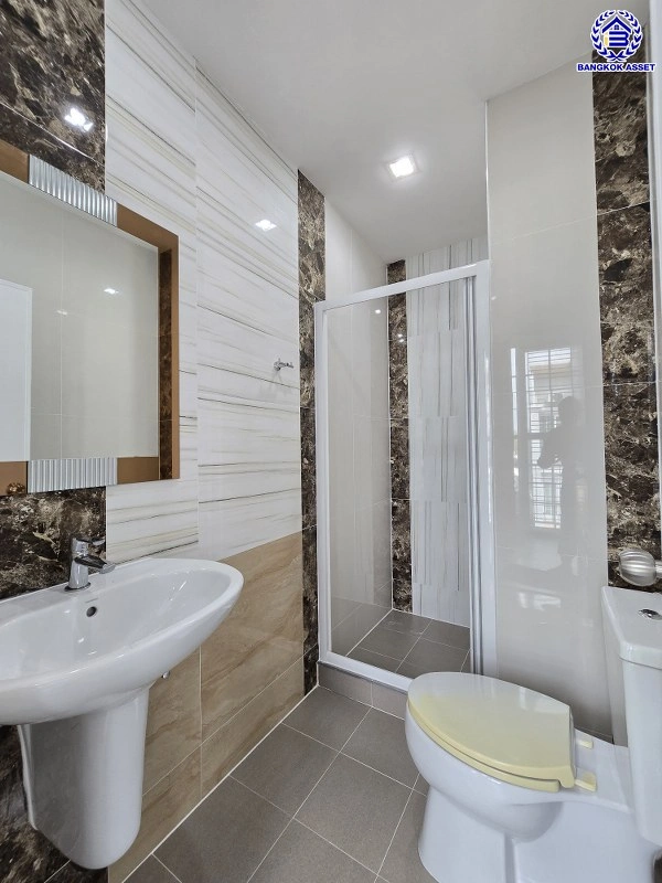 บ้านมือสอง โครงการ โกลเด้น ซิตี้ แจ้งวัฒนะ-เมืองทอง บนเนื้อที่ 29 ตร.ว. พื้นที่ใช้สอย 168 ตร.ม. ฟังก์ชัน 4 ห้องนอน 4 ห้องน้ำ 2 ที่จอดรถ บ้านสภาพสวย ใกล้เมืองเดินทางสะดวก เชื่อมต่อถนนติวานนท์, ถนนศรีสมาน, ถนนสรงประภา ใกล้รถไฟฟ้าสายสีชมพู "สถานีห้าแยกปากเกร็ด" จุดขึ้นทางด่วน "อุดรรัถยา"