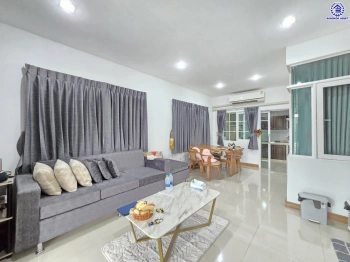 บ้านมือสอง โครงการ โกลเด้น ซิตี้ แจ้งวัฒนะ-เมืองทอง บนเนื้อที่ 29 ตร.ว. พื้นที่ใช้สอย 168 ตร.ม. ฟังก์ชัน 4 ห้องนอน 4 ห้องน้ำ 2 ที่จอดรถ บ้านสภาพสวย ใกล้เมืองเดินทางสะดวก เชื่อมต่อถนนติวานนท์, ถนนศรีสมาน, ถนนสรงประภา ใกล้รถไฟฟ้าสายสีชมพู "สถานีห้าแยกปากเกร็ด" จุดขึ้นทางด่วน "อุดรรัถยา"