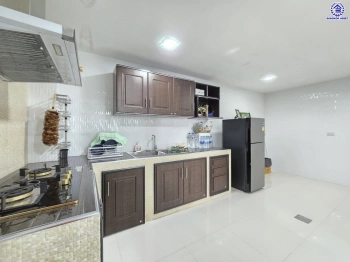 บ้านมือสอง โครงการ โกลเด้น ซิตี้ แจ้งวัฒนะ-เมืองทอง บนเนื้อที่ 29 ตร.ว. พื้นที่ใช้สอย 168 ตร.ม. ฟังก์ชัน 4 ห้องนอน 4 ห้องน้ำ 2 ที่จอดรถ บ้านสภาพสวย ใกล้เมืองเดินทางสะดวก เชื่อมต่อถนนติวานนท์, ถนนศรีสมาน, ถนนสรงประภา ใกล้รถไฟฟ้าสายสีชมพู "สถานีห้าแยกปากเกร็ด" จุดขึ้นทางด่วน "อุดรรัถยา"