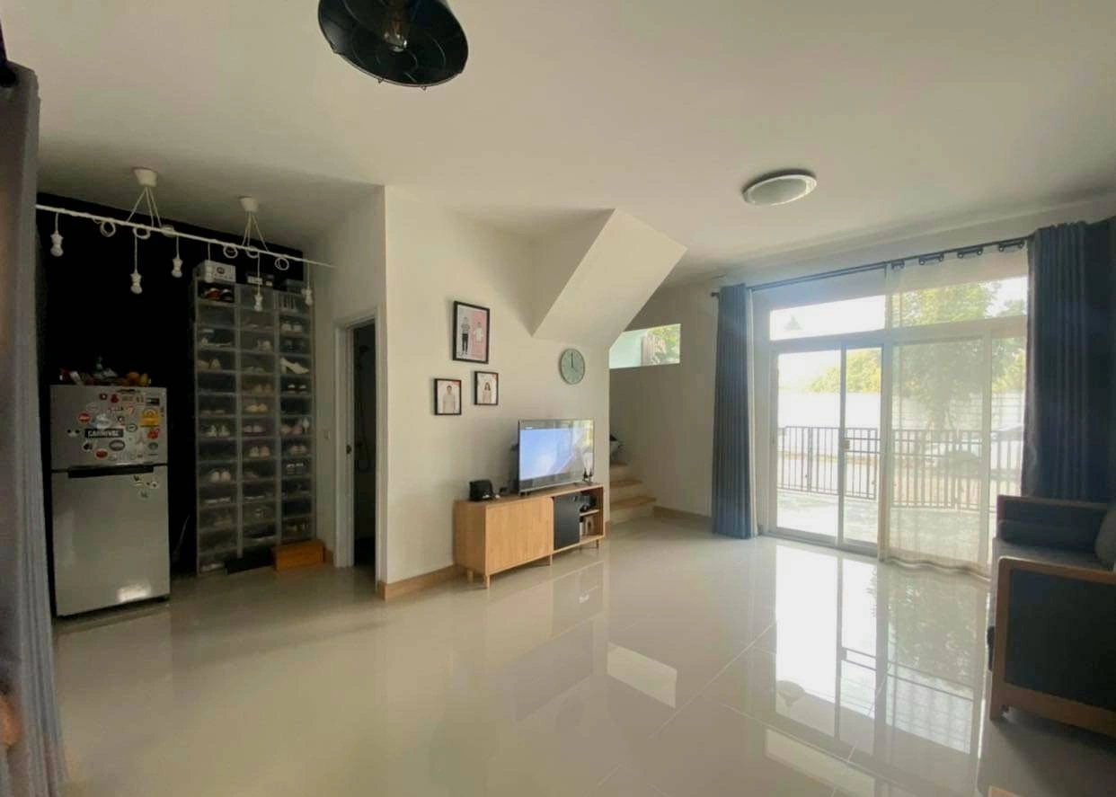 โครงการ กัสโต้ วงแหวน-พระราม5 แบรนด์ Q.House พร้อมเข้าอยู่ เนื้อที่ 25.2ตร.ว. พื้นที่ใช้สอย 110 ตร.ม. ฟังก์ชั่นจัดเต็ม 3 ห้องนอน 2 ห้องน้ำ จอดรถได้ 2 คัน บนทำเลศักยภาพ ใกล้วงเวียนพระราม5 ใกล้รถไฟฟ้าสายสีม่วง "สถานีบางพลู" และทางด่วน "ศรีรัช"