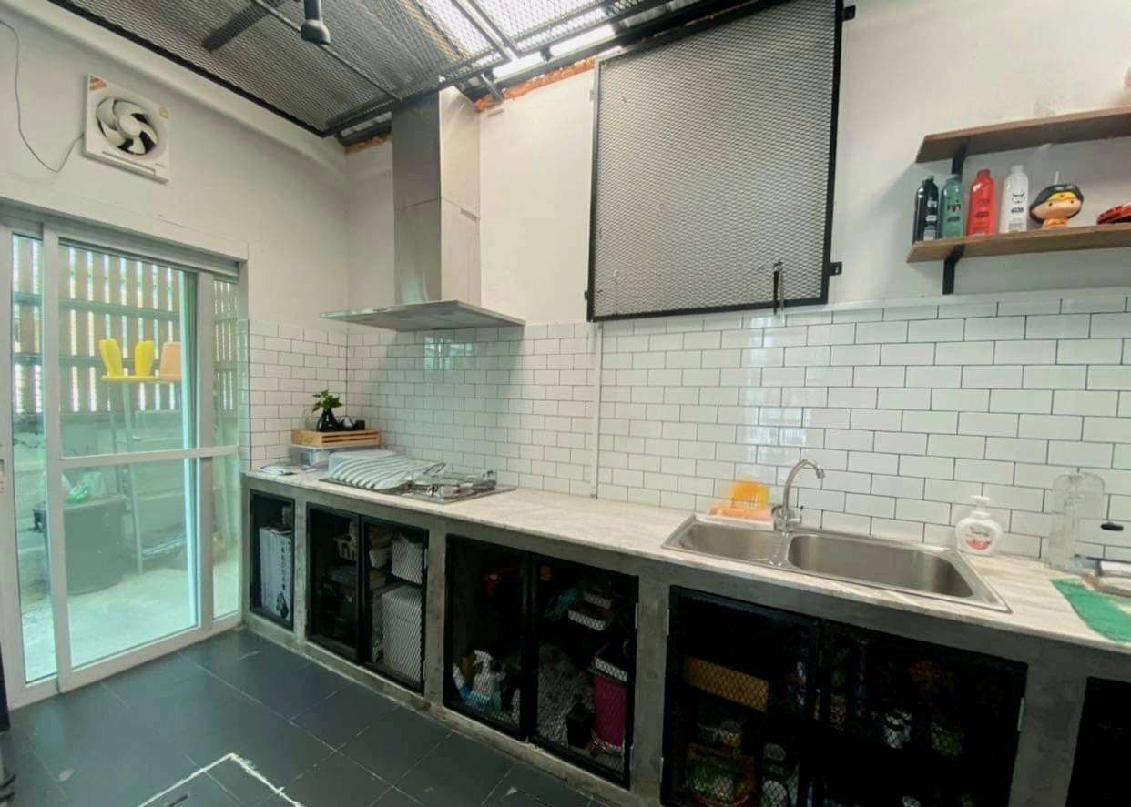 โครงการ กัสโต้ วงแหวน-พระราม5 แบรนด์ Q.House พร้อมเข้าอยู่ เนื้อที่ 25.2ตร.ว. พื้นที่ใช้สอย 110 ตร.ม. ฟังก์ชั่นจัดเต็ม 3 ห้องนอน 2 ห้องน้ำ จอดรถได้ 2 คัน บนทำเลศักยภาพ ใกล้วงเวียนพระราม5 ใกล้รถไฟฟ้าสายสีม่วง "สถานีบางพลู" และทางด่วน "ศรีรัช"