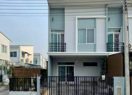 โครงการ กัสโต้ วงแหวน-พระราม5 แบรนด์ Q.House พร้อมเข้าอยู่ เนื้อที่ 25.2ตร.ว. พื้นที่ใช้สอย 110 ตร.ม. ฟังก์ชั่นจัดเต็ม 3 ห้องนอน 2 ห้องน้ำ จอดรถได้ 2 คัน บนทำเลศักยภาพ ใกล้วงเวียนพระราม5 ใกล้รถไฟฟ้าสายสีม่วง "สถานีบางพลู" และทางด่วน "ศรีรัช"