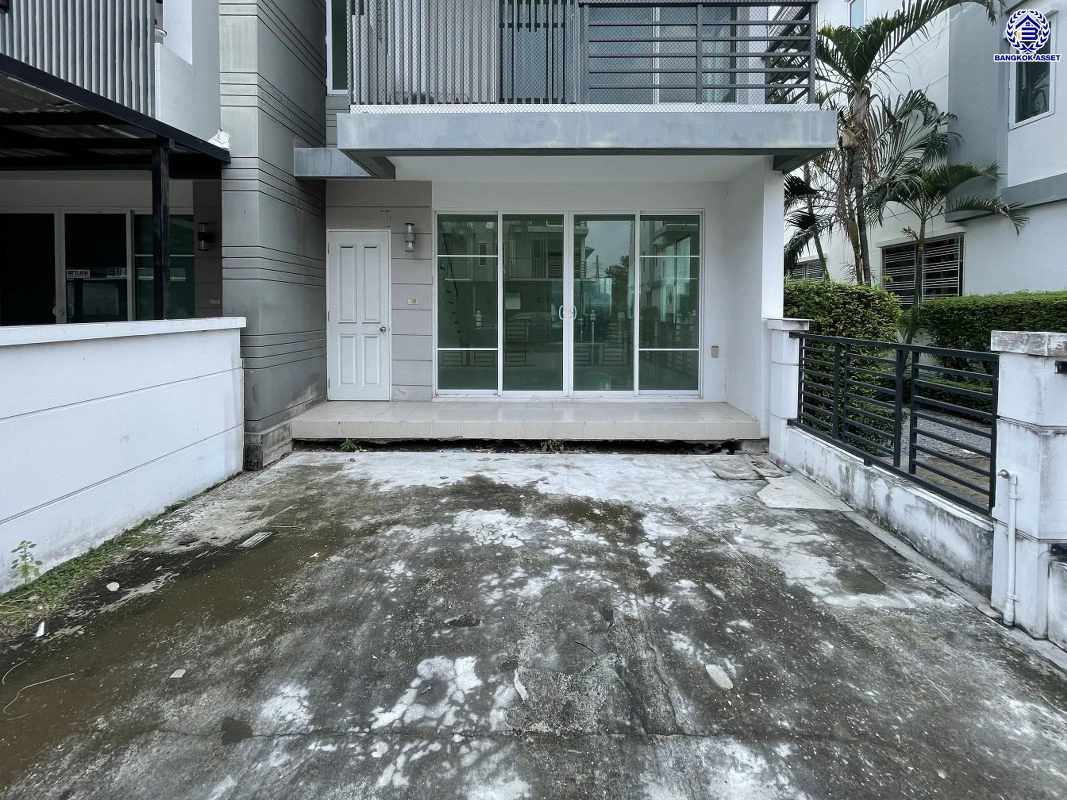 บ้านมือสอง โครงการ ทาวน์อเวนิว พระราม9 บนเนื้อที่ 20.2 ตร.ว. พื้นที่ใช้สอย 140 ตร.ม. ฟังก์ชัน 3 ห้องนอน 3 ห้องน้ำ 2 ที่จอดรถ บนทำเลเดินทางสะดวก เชื่อมต่อถนนกรุงเทพกรีฑา, ถนนรามคำแหง, ถนนศรีนครินทร์ และ "มอเตอร์เวย์"