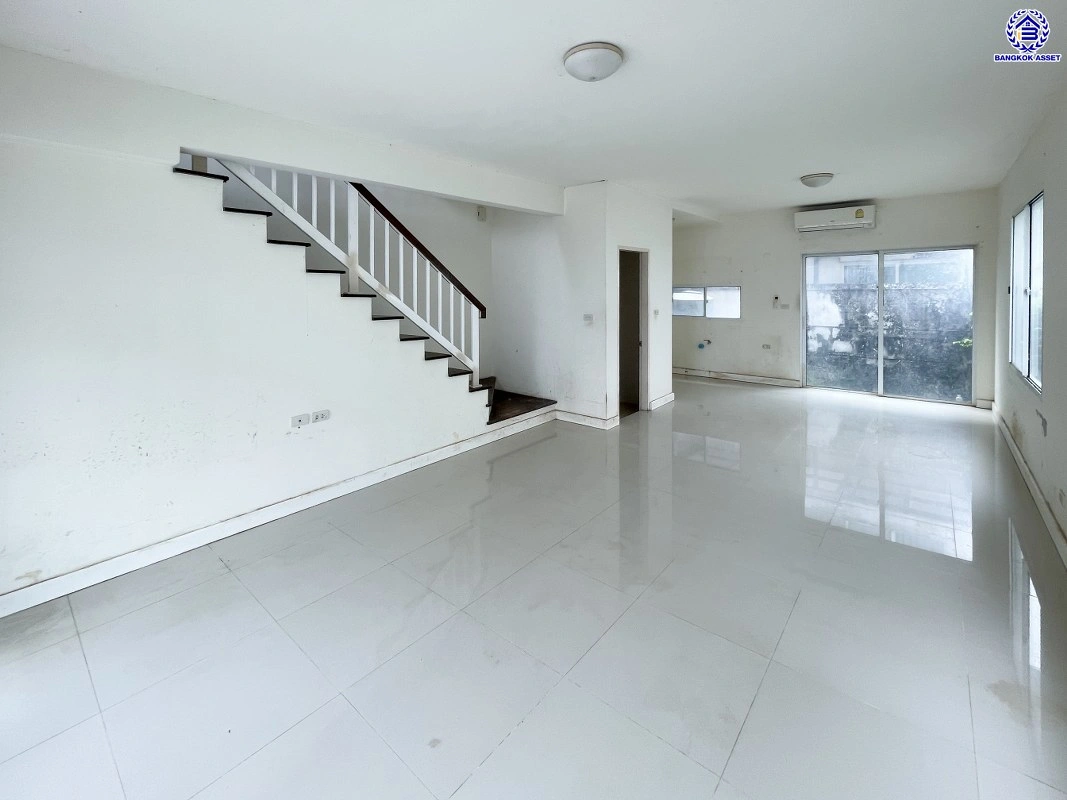 บ้านมือสอง โครงการ ทาวน์อเวนิว พระราม9 บนเนื้อที่ 20.2 ตร.ว. พื้นที่ใช้สอย 140 ตร.ม. ฟังก์ชัน 3 ห้องนอน 3 ห้องน้ำ 2 ที่จอดรถ บนทำเลเดินทางสะดวก เชื่อมต่อถนนกรุงเทพกรีฑา, ถนนรามคำแหง, ถนนศรีนครินทร์ และ "มอเตอร์เวย์"