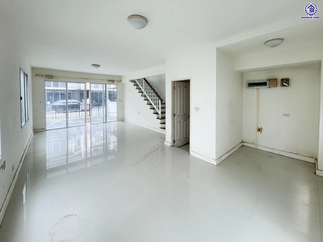 บ้านมือสอง โครงการ ทาวน์อเวนิว พระราม9 บนเนื้อที่ 20.2 ตร.ว. พื้นที่ใช้สอย 140 ตร.ม. ฟังก์ชัน 3 ห้องนอน 3 ห้องน้ำ 2 ที่จอดรถ บนทำเลเดินทางสะดวก เชื่อมต่อถนนกรุงเทพกรีฑา, ถนนรามคำแหง, ถนนศรีนครินทร์ และ "มอเตอร์เวย์"