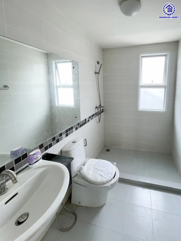 บ้านมือสอง โครงการ ทาวน์อเวนิว พระราม9 บนเนื้อที่ 20.2 ตร.ว. พื้นที่ใช้สอย 140 ตร.ม. ฟังก์ชัน 3 ห้องนอน 3 ห้องน้ำ 2 ที่จอดรถ บนทำเลเดินทางสะดวก เชื่อมต่อถนนกรุงเทพกรีฑา, ถนนรามคำแหง, ถนนศรีนครินทร์ และ "มอเตอร์เวย์"