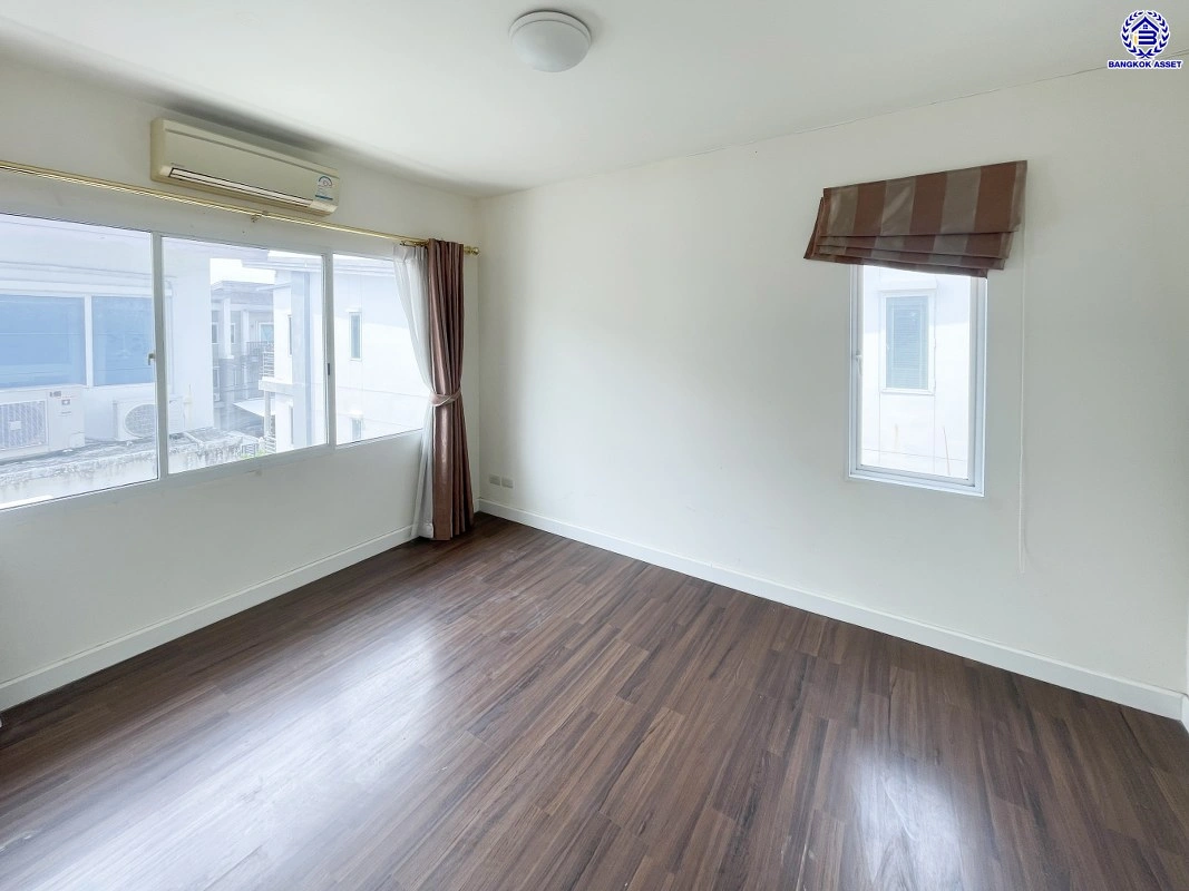 บ้านมือสอง โครงการ ทาวน์อเวนิว พระราม9 บนเนื้อที่ 20.2 ตร.ว. พื้นที่ใช้สอย 140 ตร.ม. ฟังก์ชัน 3 ห้องนอน 3 ห้องน้ำ 2 ที่จอดรถ บนทำเลเดินทางสะดวก เชื่อมต่อถนนกรุงเทพกรีฑา, ถนนรามคำแหง, ถนนศรีนครินทร์ และ "มอเตอร์เวย์"