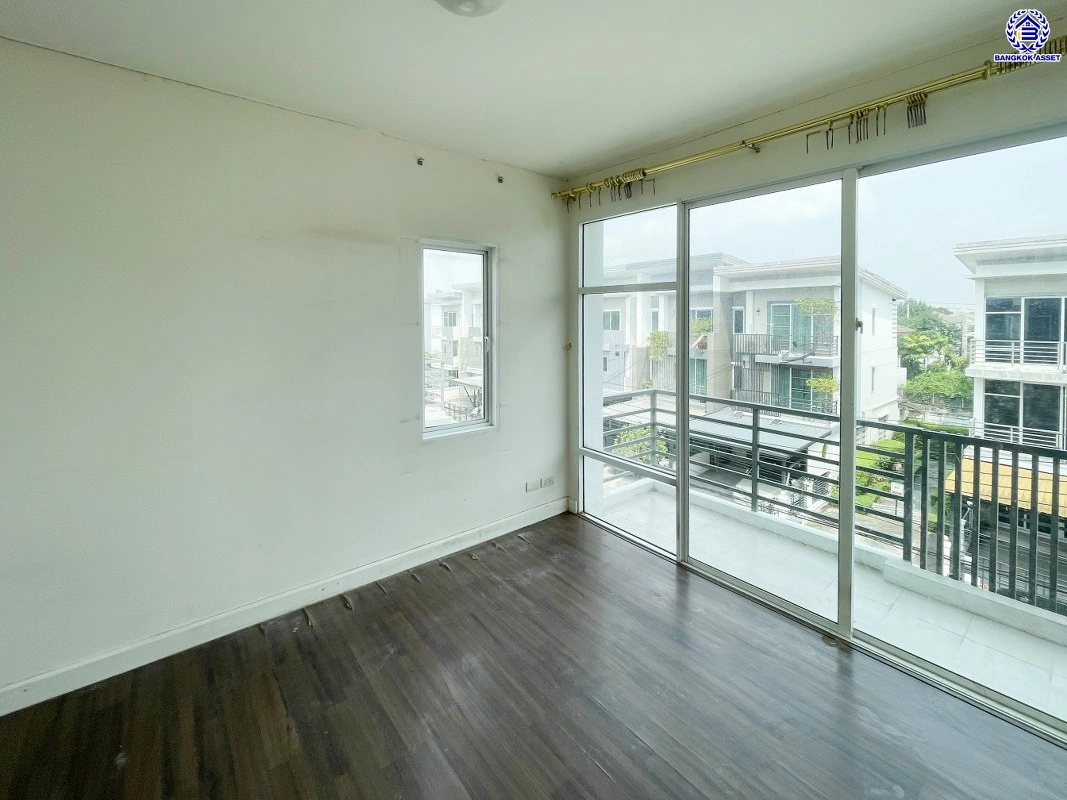 บ้านมือสอง โครงการ ทาวน์อเวนิว พระราม9 บนเนื้อที่ 20.2 ตร.ว. พื้นที่ใช้สอย 140 ตร.ม. ฟังก์ชัน 3 ห้องนอน 3 ห้องน้ำ 2 ที่จอดรถ บนทำเลเดินทางสะดวก เชื่อมต่อถนนกรุงเทพกรีฑา, ถนนรามคำแหง, ถนนศรีนครินทร์ และ "มอเตอร์เวย์"