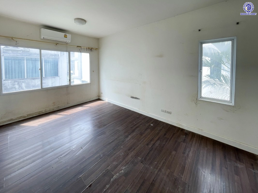 บ้านมือสอง โครงการ ทาวน์อเวนิว พระราม9 บนเนื้อที่ 20.2 ตร.ว. พื้นที่ใช้สอย 140 ตร.ม. ฟังก์ชัน 3 ห้องนอน 3 ห้องน้ำ 2 ที่จอดรถ บนทำเลเดินทางสะดวก เชื่อมต่อถนนกรุงเทพกรีฑา, ถนนรามคำแหง, ถนนศรีนครินทร์ และ "มอเตอร์เวย์"