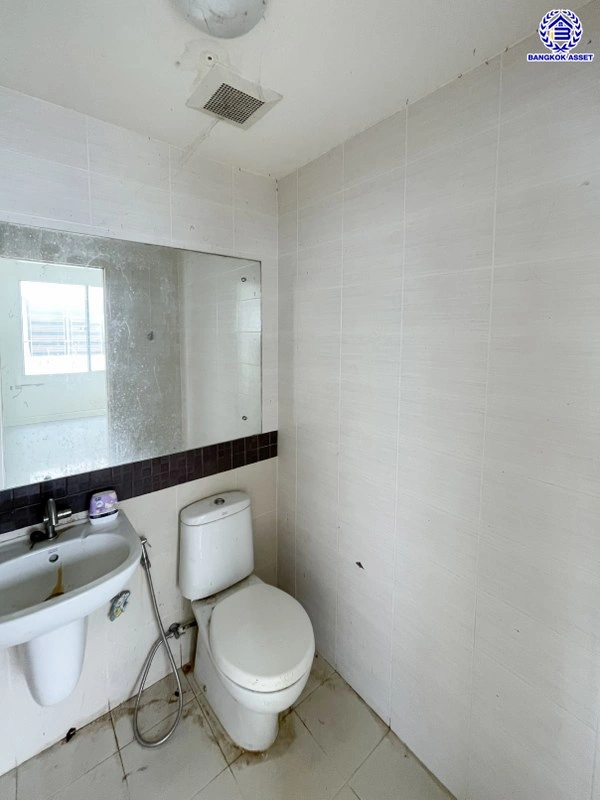 บ้านมือสอง โครงการ ทาวน์อเวนิว พระราม9 บนเนื้อที่ 20.2 ตร.ว. พื้นที่ใช้สอย 140 ตร.ม. ฟังก์ชัน 3 ห้องนอน 3 ห้องน้ำ 2 ที่จอดรถ บนทำเลเดินทางสะดวก เชื่อมต่อถนนกรุงเทพกรีฑา, ถนนรามคำแหง, ถนนศรีนครินทร์ และ "มอเตอร์เวย์"