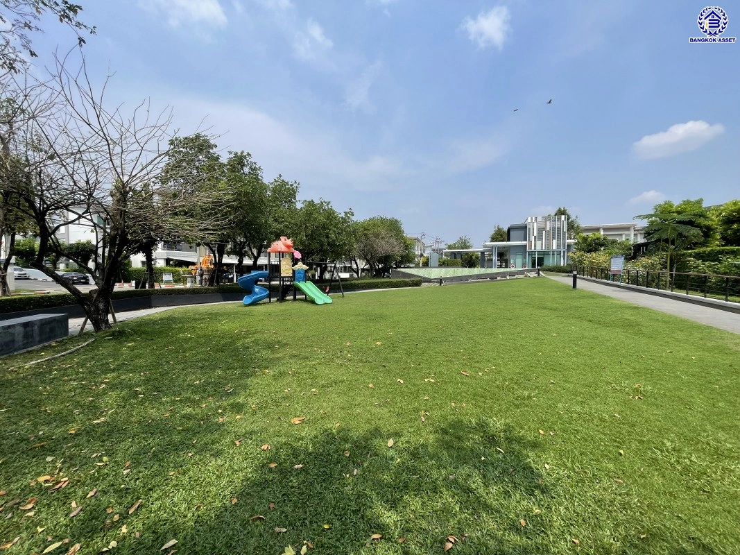 บ้านมือสอง โครงการ ทาวน์อเวนิว พระราม9 บนเนื้อที่ 20.2 ตร.ว. พื้นที่ใช้สอย 140 ตร.ม. ฟังก์ชัน 3 ห้องนอน 3 ห้องน้ำ 2 ที่จอดรถ บนทำเลเดินทางสะดวก เชื่อมต่อถนนกรุงเทพกรีฑา, ถนนรามคำแหง, ถนนศรีนครินทร์ และ "มอเตอร์เวย์"