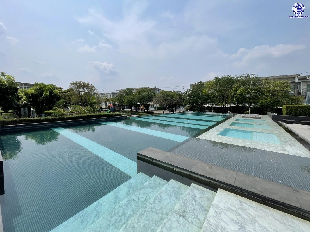 บ้านมือสอง โครงการ ทาวน์อเวนิว พระราม9 บนเนื้อที่ 20.2 ตร.ว. พื้นที่ใช้สอย 140 ตร.ม. ฟังก์ชัน 3 ห้องนอน 3 ห้องน้ำ 2 ที่จอดรถ บนทำเลเดินทางสะดวก เชื่อมต่อถนนกรุงเทพกรีฑา, ถนนรามคำแหง, ถนนศรีนครินทร์ และ "มอเตอร์เวย์"