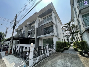 บ้านมือสอง โครงการ ทาวน์อเวนิว พระราม9 บนเนื้อที่ 20.2 ตร.ว. พื้นที่ใช้สอย 140 ตร.ม. ฟังก์ชัน 3 ห้องนอน 3 ห้องน้ำ 2 ที่จอดรถ บนทำเลเดินทางสะดวก เชื่อมต่อถนนกรุงเทพกรีฑา, ถนนรามคำแหง, ถนนศรีนครินทร์ และ "มอเตอร์เวย์"