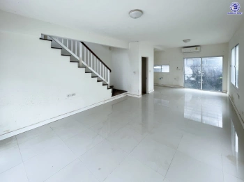 บ้านมือสอง โครงการ ทาวน์อเวนิว พระราม9 บนเนื้อที่ 20.2 ตร.ว. พื้นที่ใช้สอย 140 ตร.ม. ฟังก์ชัน 3 ห้องนอน 3 ห้องน้ำ 2 ที่จอดรถ บนทำเลเดินทางสะดวก เชื่อมต่อถนนกรุงเทพกรีฑา, ถนนรามคำแหง, ถนนศรีนครินทร์ และ "มอเตอร์เวย์"