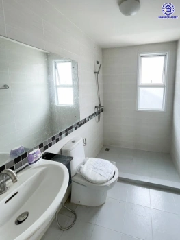 บ้านมือสอง โครงการ ทาวน์อเวนิว พระราม9 บนเนื้อที่ 20.2 ตร.ว. พื้นที่ใช้สอย 140 ตร.ม. ฟังก์ชัน 3 ห้องนอน 3 ห้องน้ำ 2 ที่จอดรถ บนทำเลเดินทางสะดวก เชื่อมต่อถนนกรุงเทพกรีฑา, ถนนรามคำแหง, ถนนศรีนครินทร์ และ "มอเตอร์เวย์"