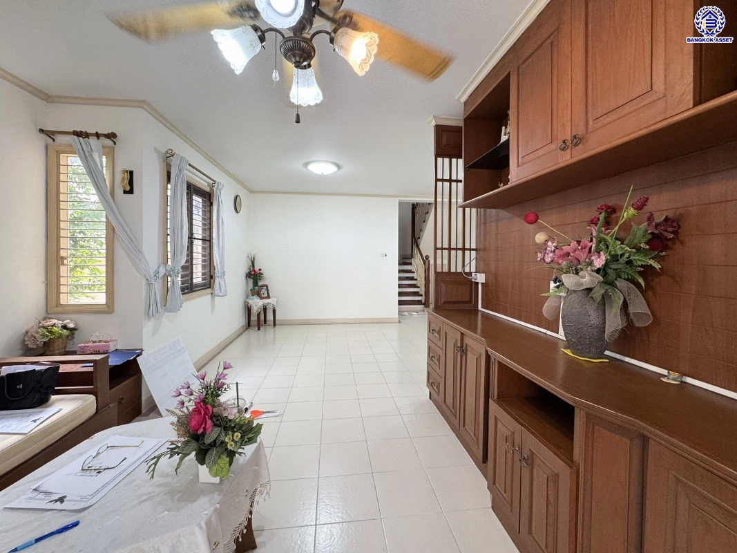 บ้านมือสอง โครงการ เนเบอร์โฮม วัชรพล เนื้อที่ 51 ตร.ว. พื้นที่ใช้สอย 195 ตร.ม. ฟังก์ชัน 3 ห้องนอน 2 ห้องน้ำ 2 ที่จอดรถ บนทำเลศักยภาพ เดินทางสะดวกเชื่อมต่อถนนสุขาภิบาล5 ถนนวัชรพล ถนนรามอินทรา ใกล้ห้างสรรพสินค้า Fashion Island และจุดขึ้นทางด่วน "ฉลองรัช"