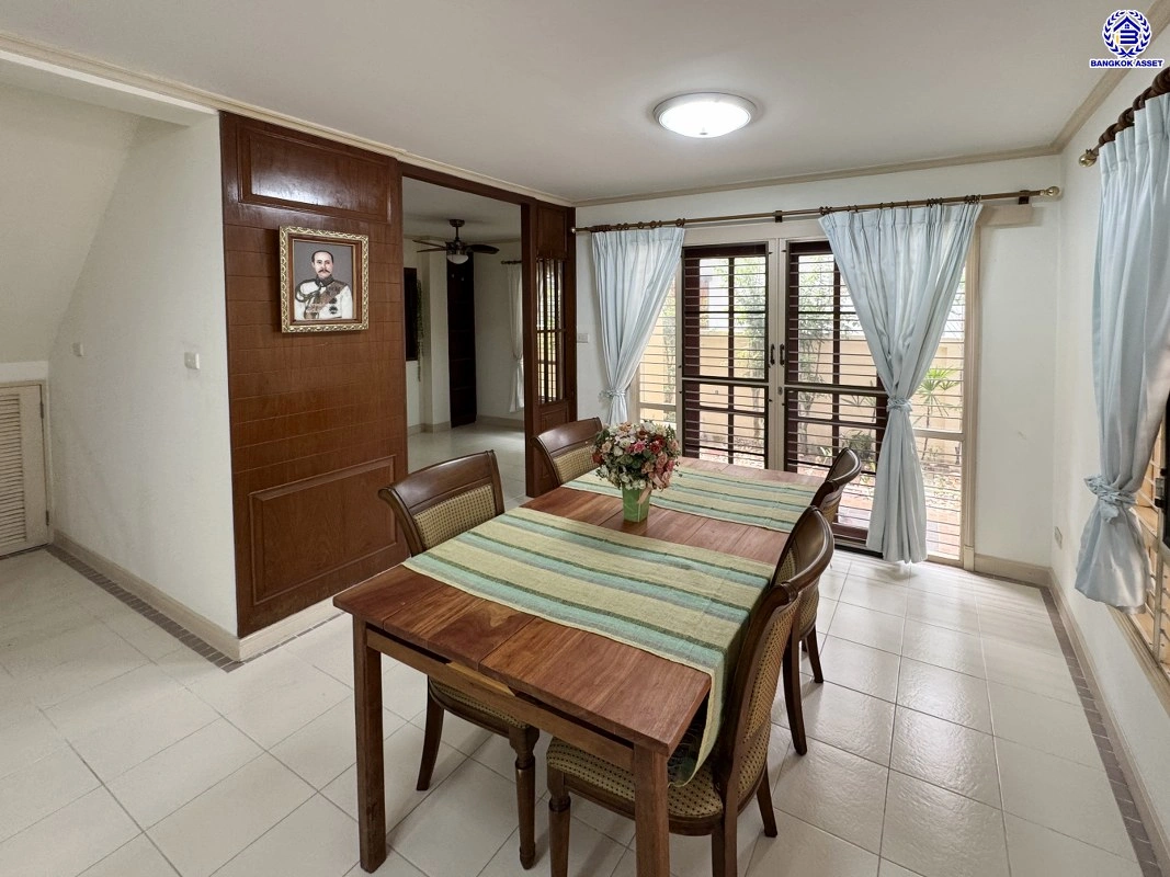 บ้านมือสอง โครงการ เนเบอร์โฮม วัชรพล เนื้อที่ 51 ตร.ว. พื้นที่ใช้สอย 195 ตร.ม. ฟังก์ชัน 3 ห้องนอน 2 ห้องน้ำ 2 ที่จอดรถ บนทำเลศักยภาพ เดินทางสะดวกเชื่อมต่อถนนสุขาภิบาล5 ถนนวัชรพล ถนนรามอินทรา ใกล้ห้างสรรพสินค้า Fashion Island และจุดขึ้นทางด่วน "ฉลองรัช"