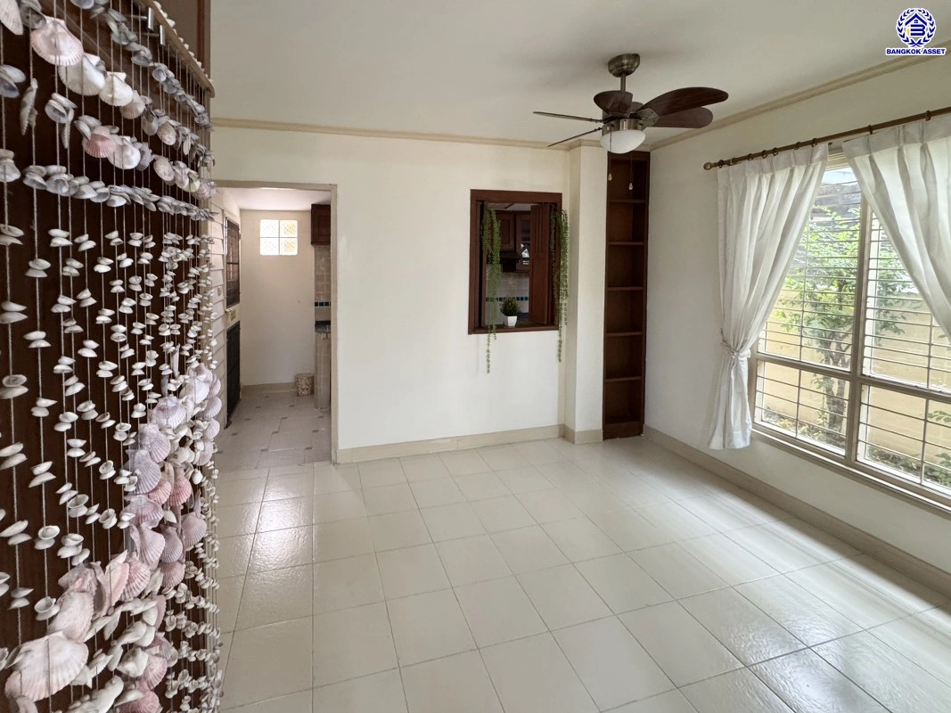 บ้านมือสอง โครงการ เนเบอร์โฮม วัชรพล เนื้อที่ 51 ตร.ว. พื้นที่ใช้สอย 195 ตร.ม. ฟังก์ชัน 3 ห้องนอน 2 ห้องน้ำ 2 ที่จอดรถ บนทำเลศักยภาพ เดินทางสะดวกเชื่อมต่อถนนสุขาภิบาล5 ถนนวัชรพล ถนนรามอินทรา ใกล้ห้างสรรพสินค้า Fashion Island และจุดขึ้นทางด่วน "ฉลองรัช"